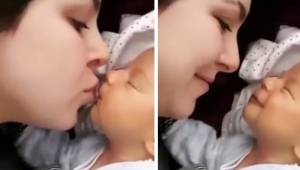 Moren kysser den nyfødte, og barnets reaktion er så vidunderlig, at tusindvis af